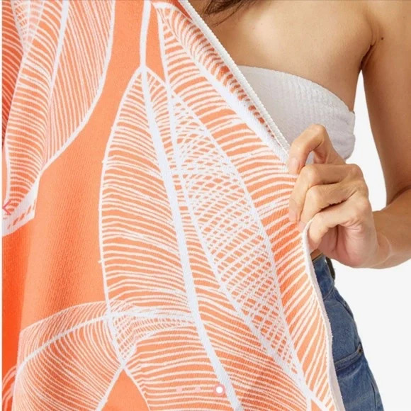 Summer & Rose Roundie Towel - Picture 3 of 5